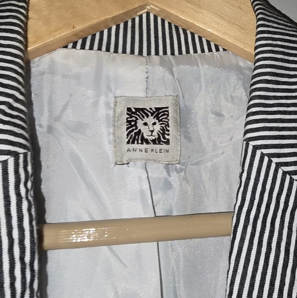 Anne Klein seersucker blazer - Picture 2 of 7